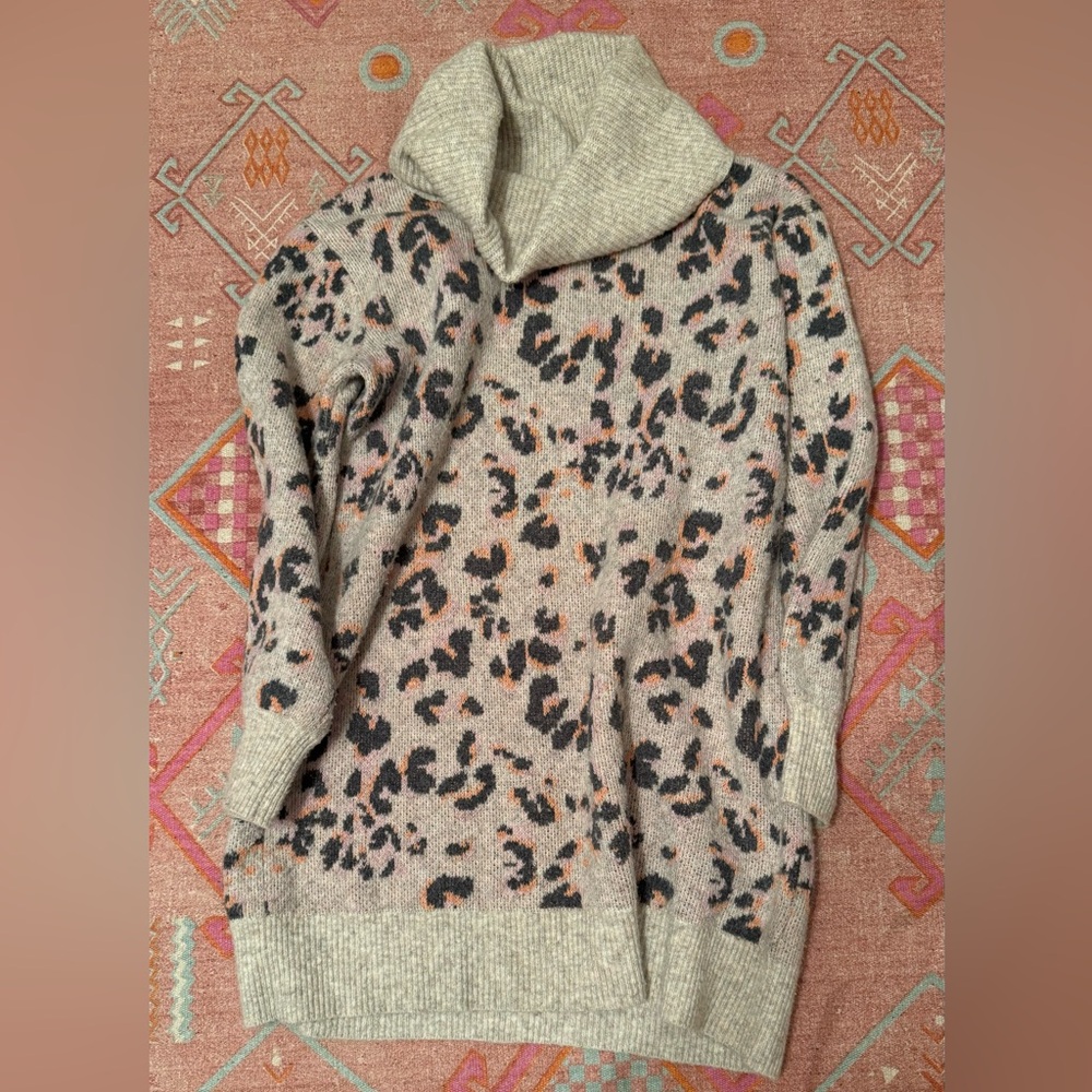 Anthropologie Emma Grey Cowl Neck Leopard Animal Tunic Sweater S - Picture 4 of 10
